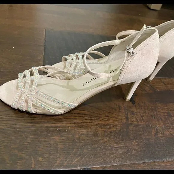 Beautiful Chinese Laundry heels. Size 8 - Picture 2 of 6